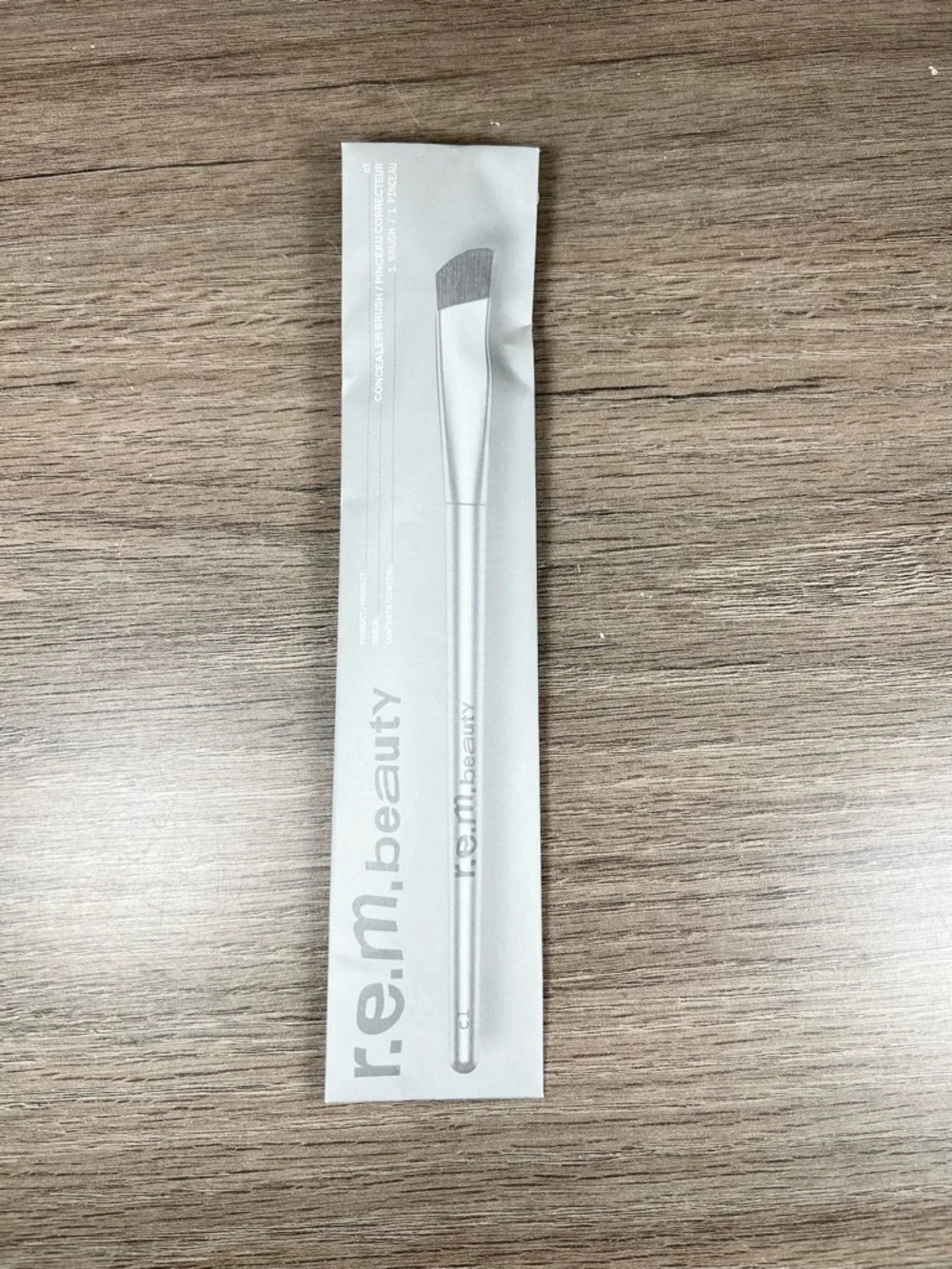 r.e.m. beauty Angled Concealer Brush
